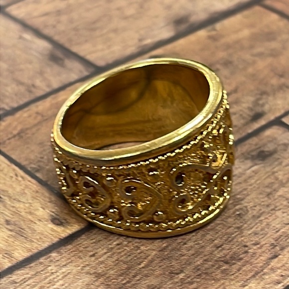 Beautiful Gold Band Ring - Picture 3 of 12